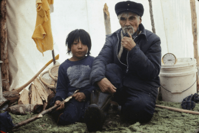 Enfant avec son grand-père. Crédit photo: © Serge Jauvin, 1983.