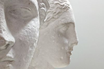 Tête dite «d'Hygie», deux moulages en plâtre d’après un marbre du milieu du IVe siècle av. J.-C., Musée archéologique national d’Athènes. Atelier des moulages du Louvre, fin du XIXe siècle, et sa copie moderne, École des beaux-arts de Québec. Crédit photo: Valérie Boulva